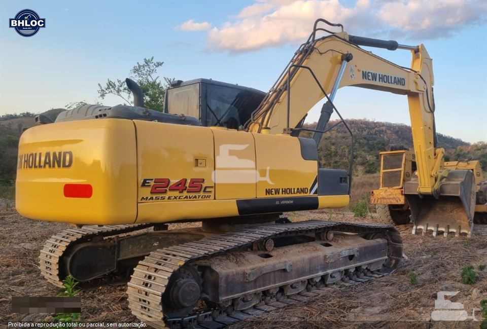 Escavadeira New Holland E245 C 2015
