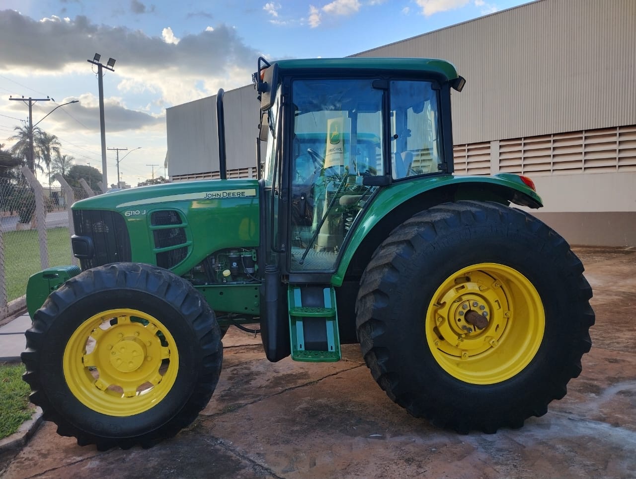 Tratores Agrícolas John Deere 6125J 2016