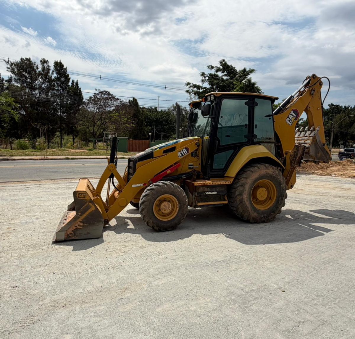 Retroescavadeira Caterpillar 416 2023