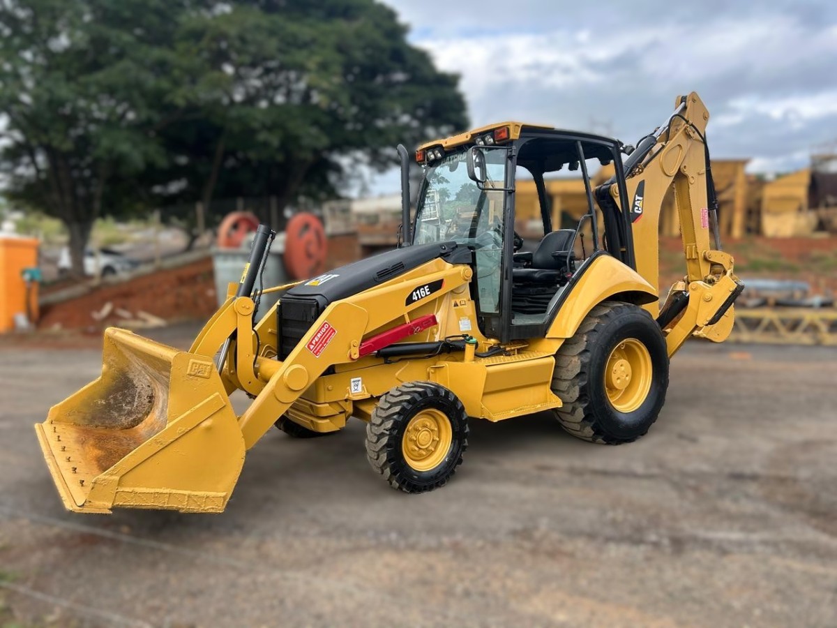 Retroescavadeira Caterpillar 416E 2014