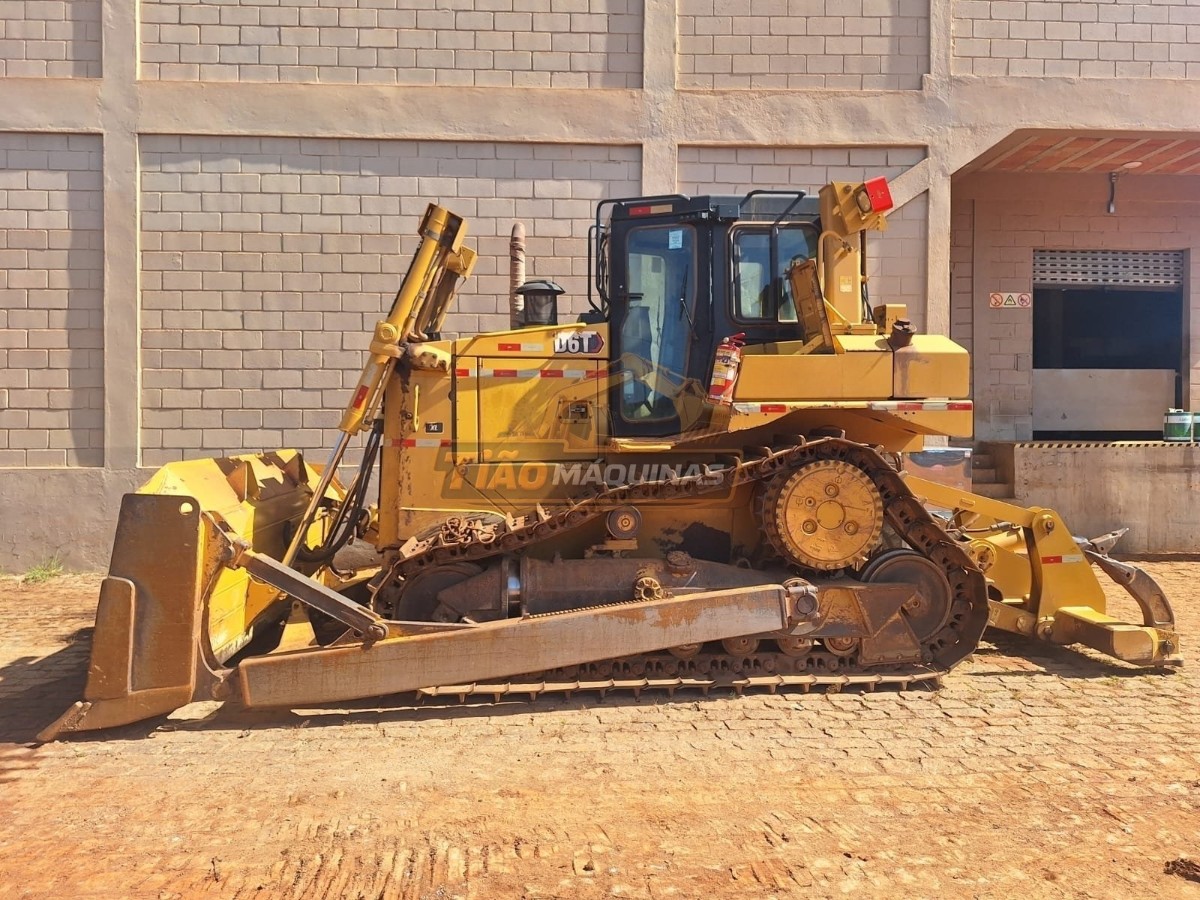 Trator de esteira Caterpillar D6T 2023