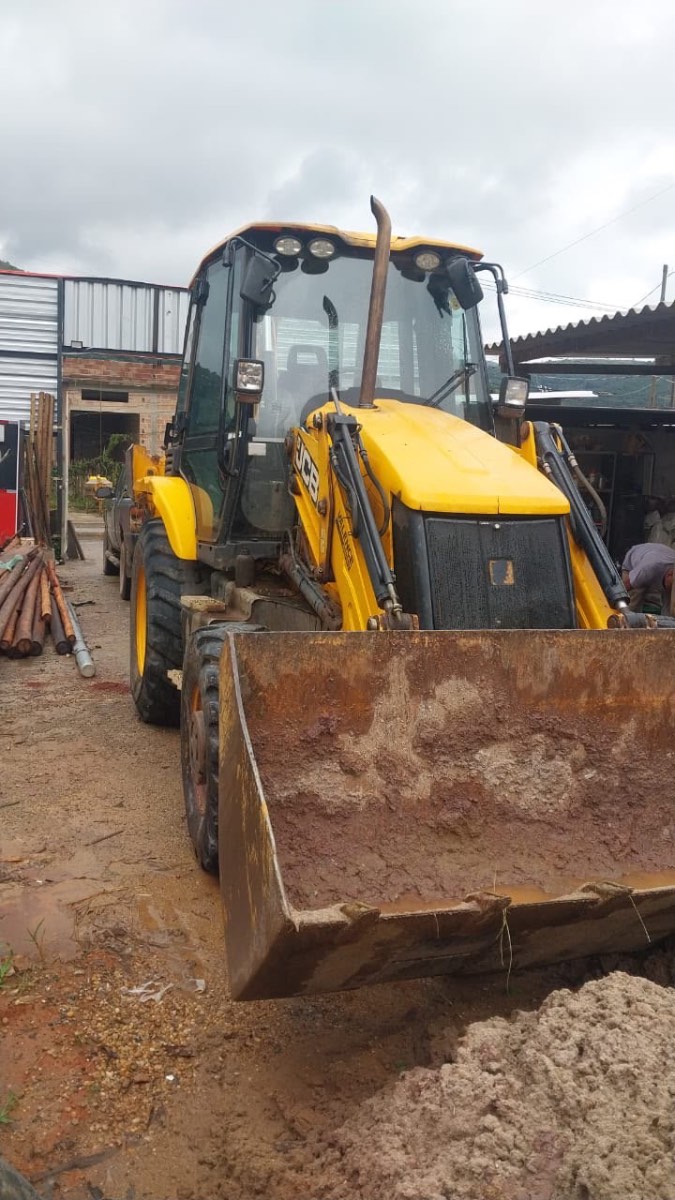 Retroescavadeira JCB 3CX 2023