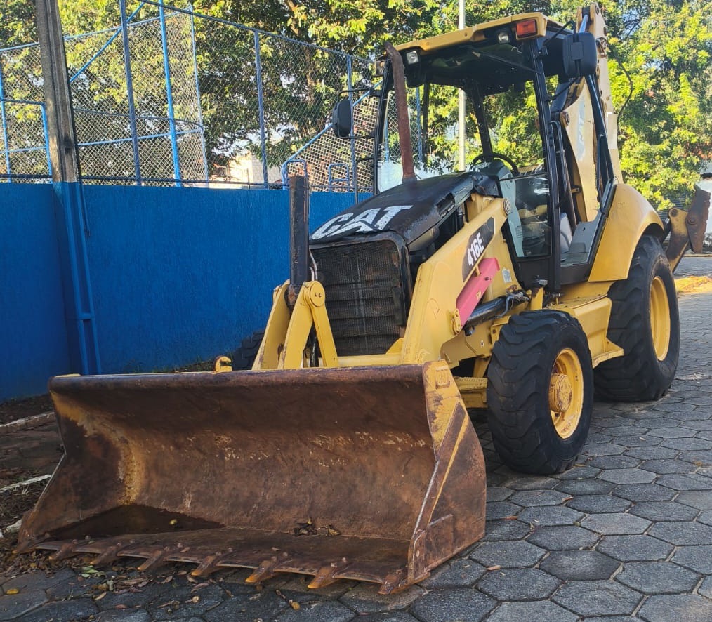 Retroescavadeira Caterpillar 416E 2013