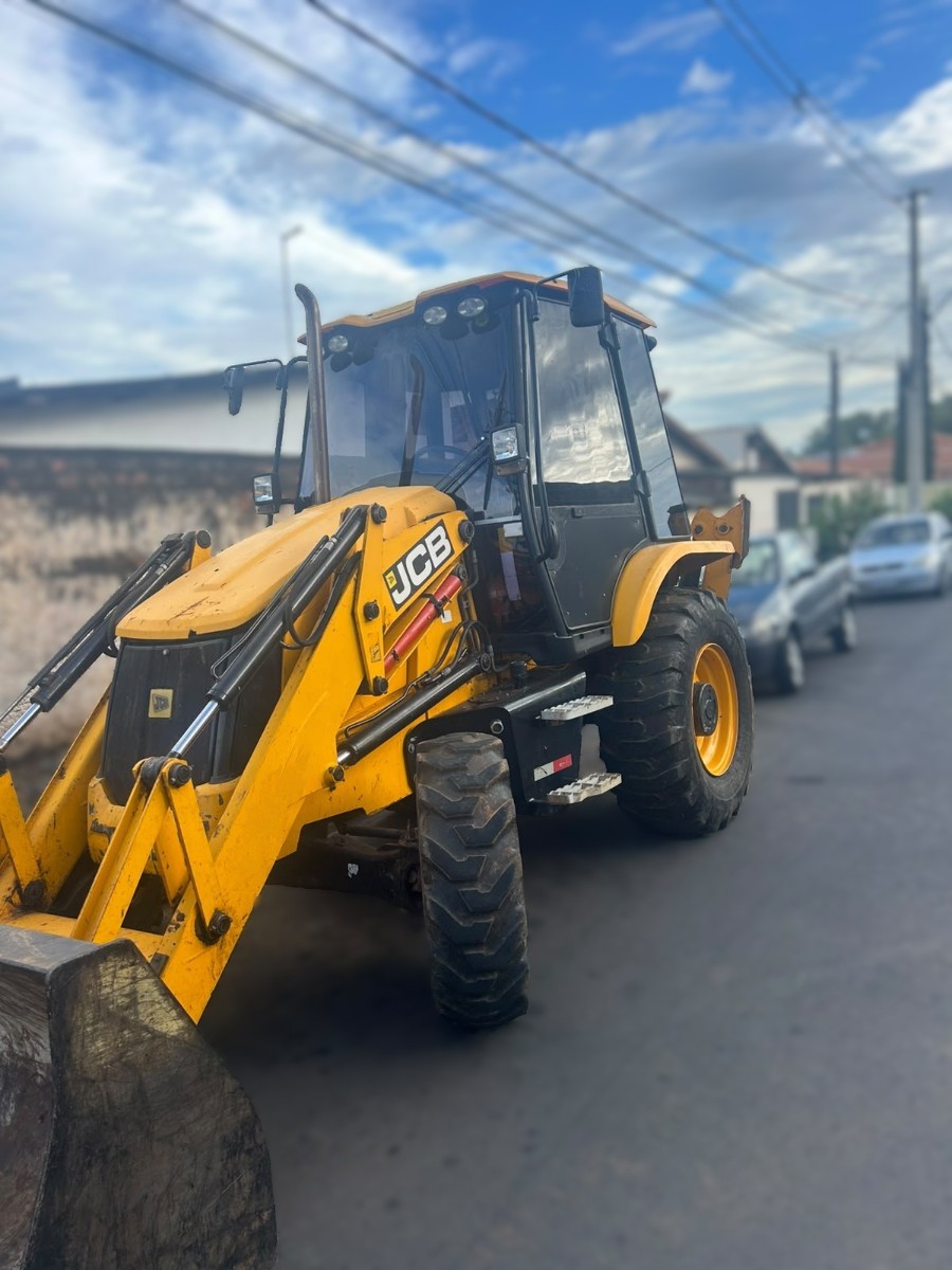 Retroescavadeira JCB 3CX 2023