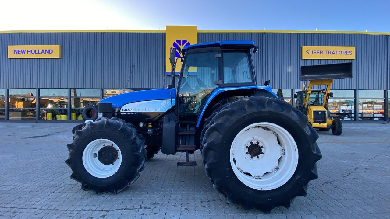 Trator agrícola New Holland TM 7040 2011