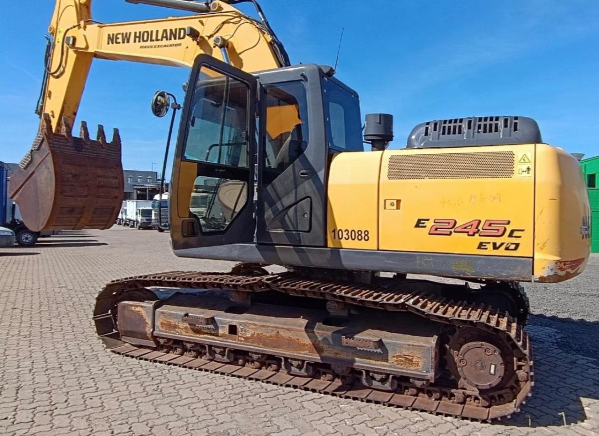 Escavadeira New Holland E245 C 2022