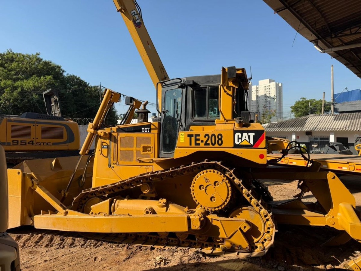 Trator de esteira Caterpillar D6T 2010