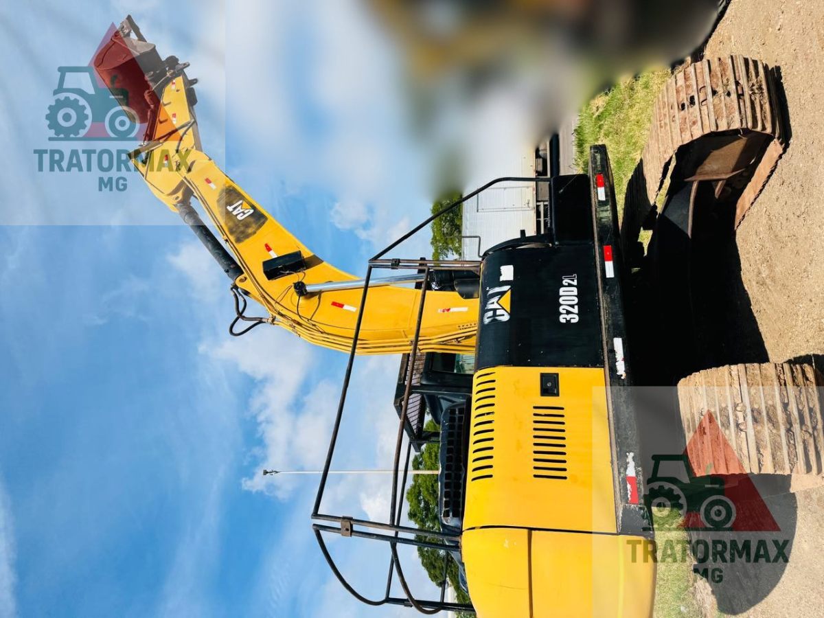 Escavadeira Caterpillar 320 D2L 2014