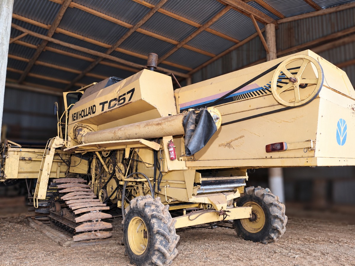 Colheitadeira New Holland TC 57 2001