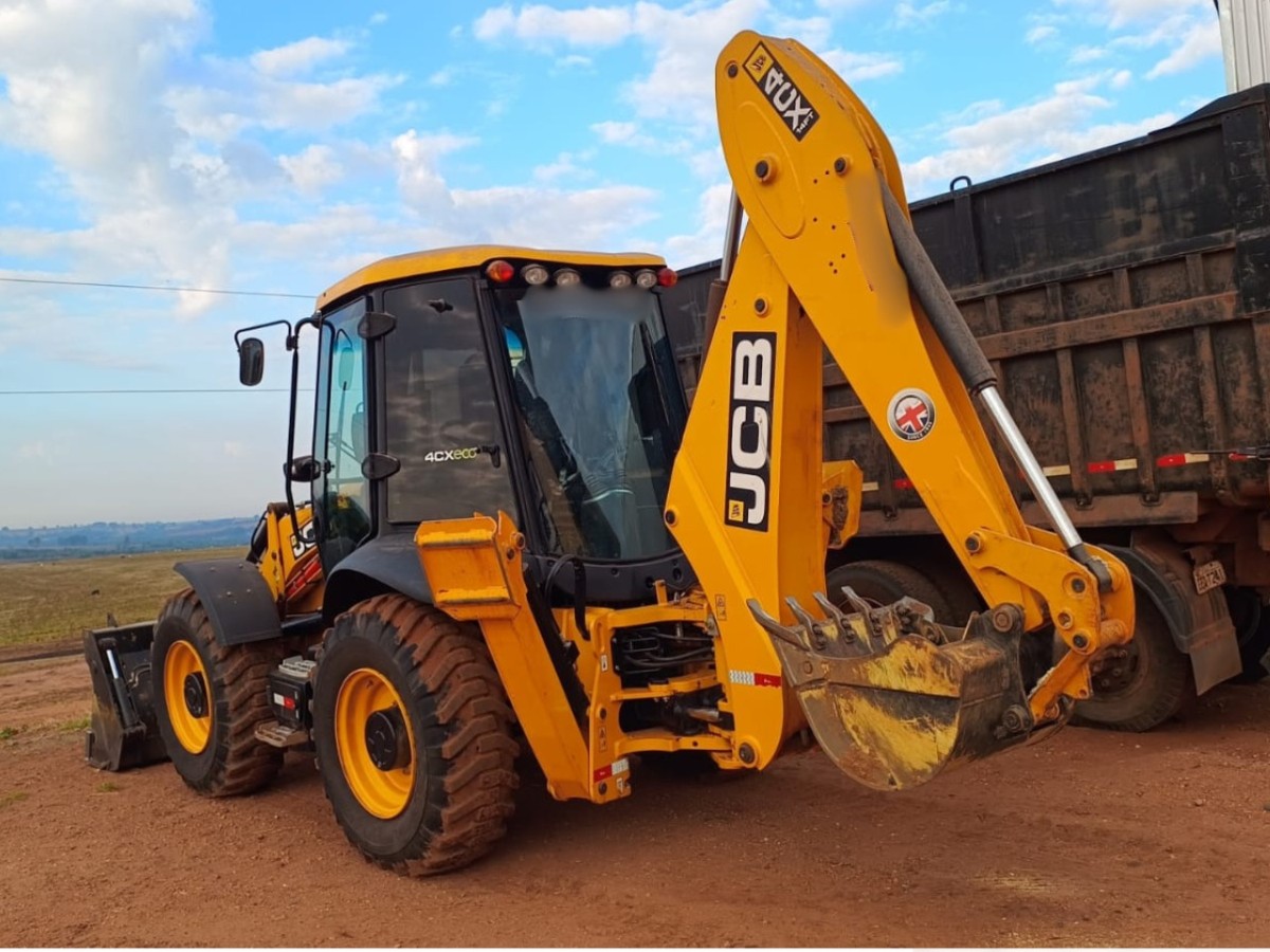 Retroescavadeira JCB 3CX 2024
