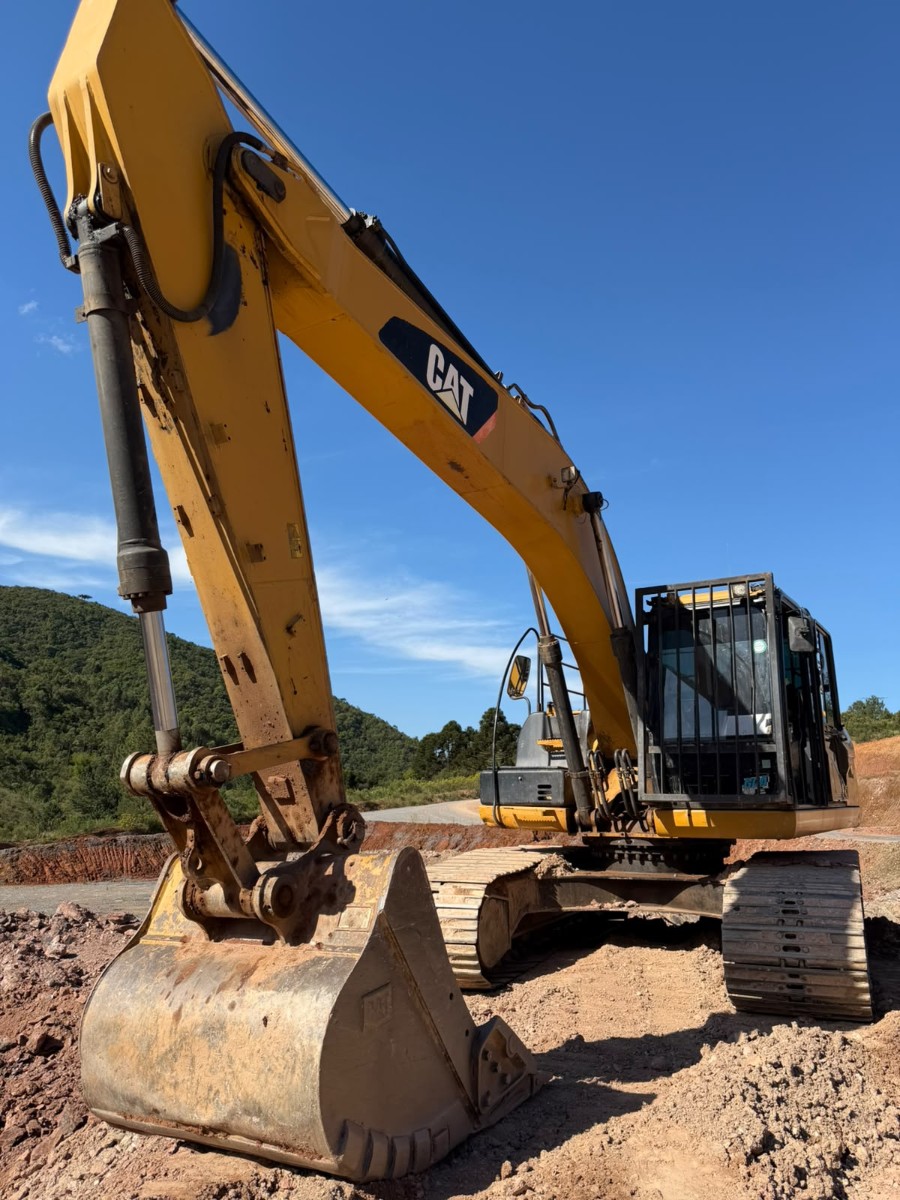 Escavadeira Caterpillar 320 D2L 2015
