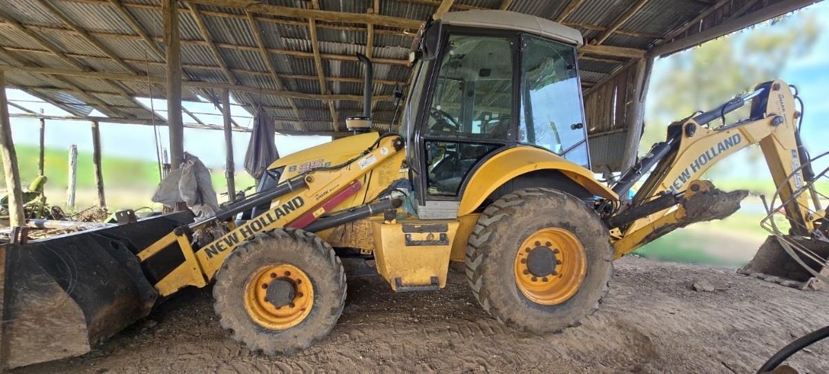 Retroescavadeira New Holland B95B 2016