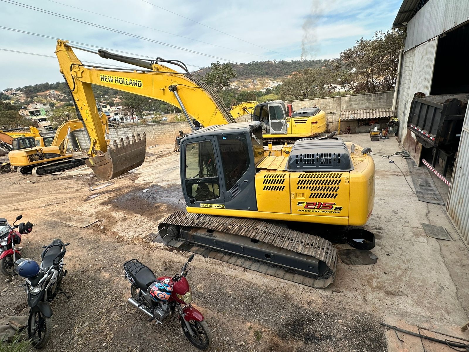 Escavadeira New Holland E215C 2015