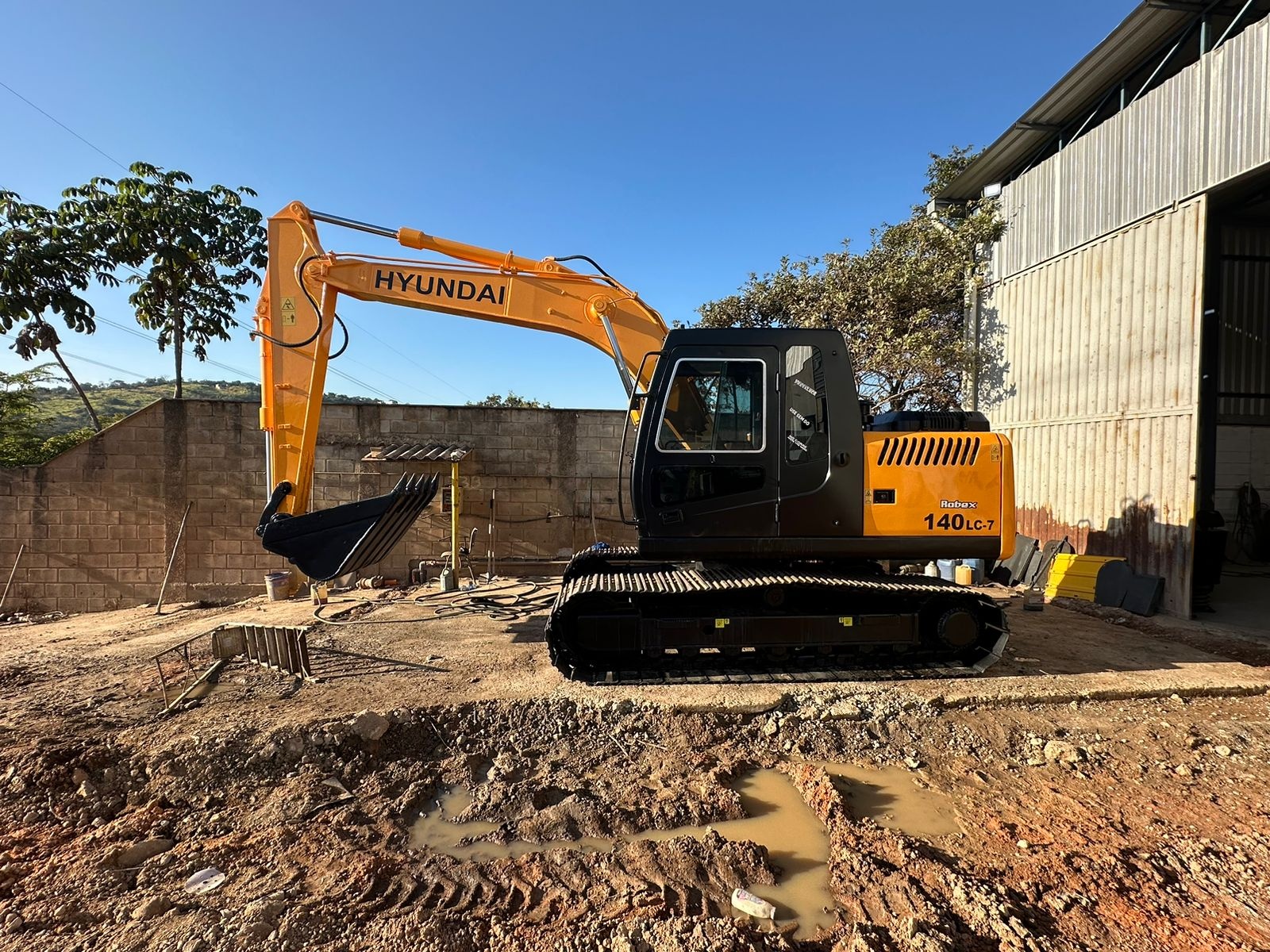 Escavadeira Hyundai R140LC-9 2011