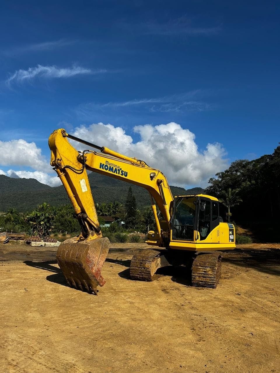 Escavadeira Komatsu PC160 2011